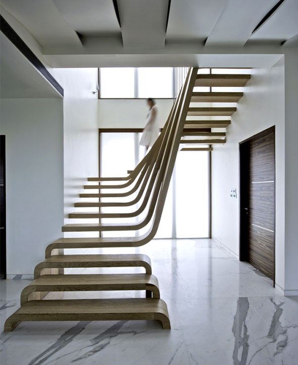 central-focal-art-point-wooden-staircase-arabescato-marble-flooring